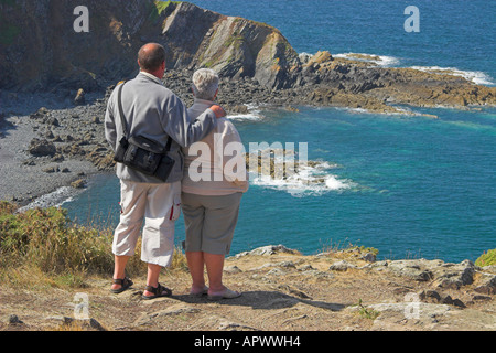 Giovane guardando la vista dalla Pointe de Minard vicino Plouézec, Côtes d'Armor Bretagna, Francia Foto Stock