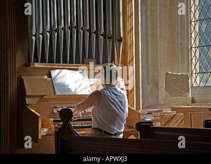 Organista, Bibury Chiesa, Gloucestershire Foto Stock