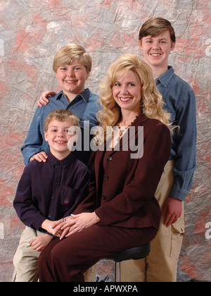 Ritratto di famiglia con mamma e tre ragazzi Foto Stock