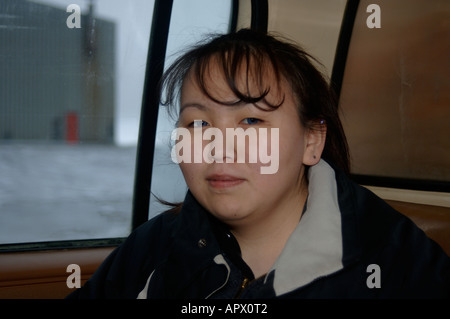 Giovane ragazza inupiat Clara Apayauq Akootchook nell'Artico villaggio di baratto Kaktovik Isola Alaska Foto Stock