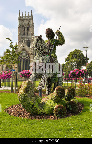 Topiaria da floreali display di San Giorgio e il Drago al di fuori della cattedrale di Doncaster, nello Yorkshire meridionale, England, Regno Unito Foto Stock