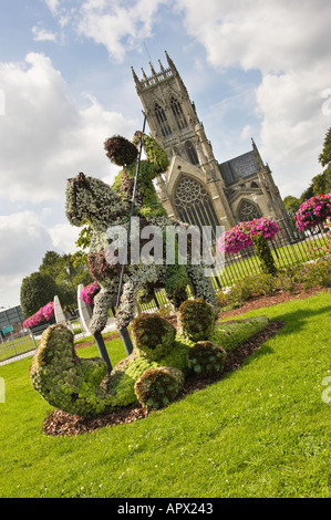 Topiaria da display floreale di San Giorgio e il Drago al di fuori del Minster a Doncaster, South Yorkshire, Regno Unito Foto Stock