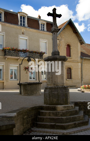 Morey St Denis piazza del villaggio con la croce e il pozzo di acqua, Borgogna, Francia Foto Stock