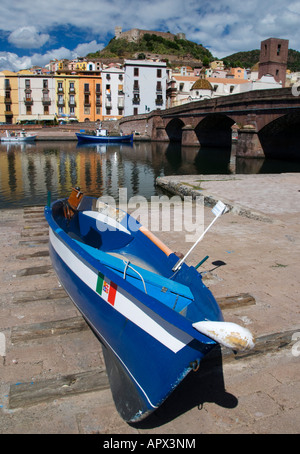 Piccola barca sul lungofiume di Bosa sulla Sardegna Italia 2007 Foto Stock