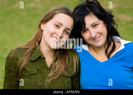 Due ragazze sorridenti nel parco Foto Stock