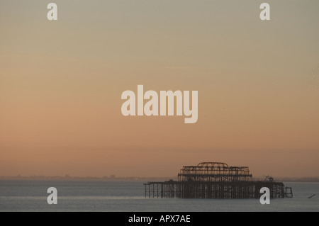 Abbandonato il molo Ovest al crepuscolo, Brighton Inghilterra Foto Stock