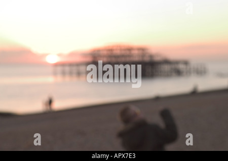 Molo Ovest di Brighton, di fronte al fuoco Foto Stock