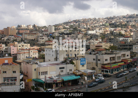 Vista generale della città Araba Umm el Fahem in Wadi Ara nel nord di Israele Foto Stock