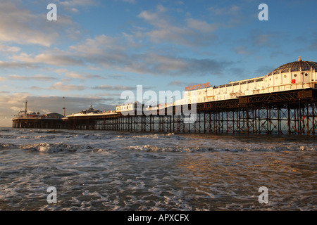 Il Brighton Pier inaugurato nel maggio 1899 prese nel primo mattino Sussex England Regno Unito Foto Stock