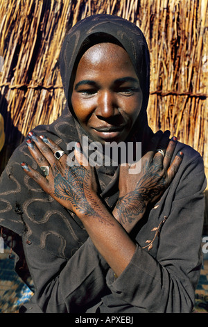 Ritratto di una giovane donna di Tamanar con il dettaglio nel design delle sue mani hennaed Foto Stock
