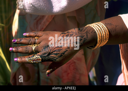 Close-up del hennaed e jewelled mano di una giovane donna Foto Stock
