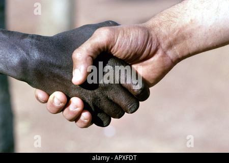 In prossimità di una stretta di mano fra un bianco e nero persona Foto Stock