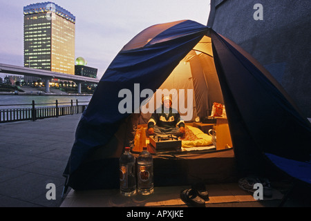 Senzatetto esordiente in tenda da campeggio, Fiume Sumida banche, Tokyo Foto Stock