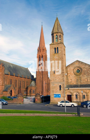 Le due chiese gemelle di Clark Memorial Church di sinistra e di St John s chiesa a destra in Largs Ayrshire in Scozia Foto Stock