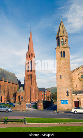 Le due chiese gemelle di Clark Memorial Church di sinistra e di St John s chiesa a destra in Largs Ayrshire in Scozia Foto Stock