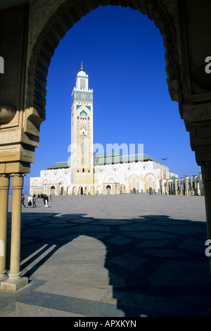 Vista attraverso un arco alla moschea di Hassan II Foto Stock