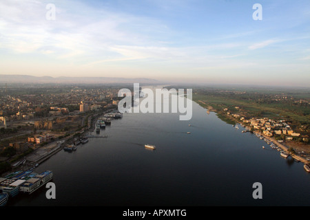 Il Fiume Nilo - Aerial / vista in elevazione (dall'aria) [vicino a Luxor, Egitto, Stati arabi, Africa] . Foto Stock