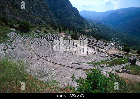 Il abcient teatro e tempio di Apollo a Delfi, Peloponneso, Grecia Foto Stock