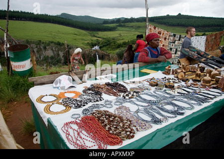 Curiosità il venditore a Berlino cade la vendita di collane di perle e scolpito manufatti in legno Foto Stock