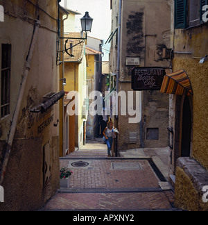 Un grazioso tipico stretta strada posteriore con soffitto a volta passaggio nella città vecchia Vieille Ville Villefranche-sur-Mer Francia Foto Stock