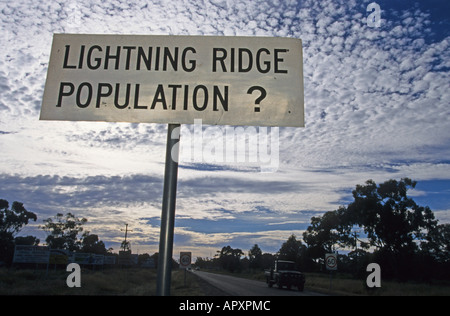 Lightning Ridge popolazione segno, Australien, NSW, la popolazione di Lightning Ridge un opale mining township, è sconosciuto il comune Foto Stock