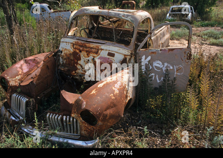 Auto rottamate, Lightning Ridge locali vivere un alternativa allo stile di vita di bush. Foto Stock