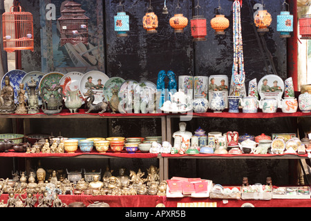 Pressione di stallo tipico che vendono antiquariato curiosità souvenir Liulichang Street Market Pechino CINA Foto Stock