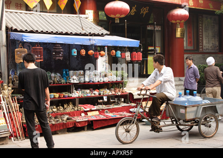 Pressione di stallo tipico che vendono antiquariato curiosità souvenir Liulichang Street Market Pechino CINA Foto Stock