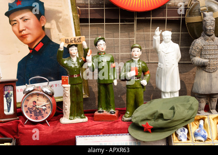 Pressione di stallo tipico che vendono antiquariato curiosità souvenir Liulichang Street Market Pechino CINA Foto Stock