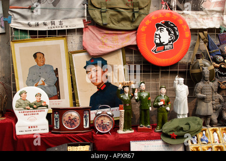 Pressione di stallo tipico che vendono antiquariato curiosità souvenir Liulichang Street Market Pechino CINA Foto Stock