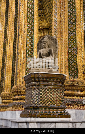 Statua di Budda al di fuori di Wat Phra Kaew tempio nei giardini del Grand Palace a Bangkok in Tailandia Foto Stock