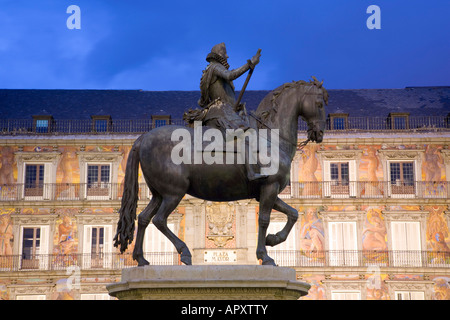 Madrid, Spagna. Statua equestre di Filippo III nella Plaza Mayor, crepuscolo, la Real Casa de la Panadería al di là. Foto Stock