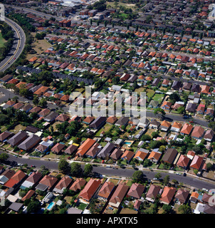 Vista aerea del tentacolare red sui tetti della città strade & struttura stradale di tipici sobborghi sud di Sydney Australia Foto Stock