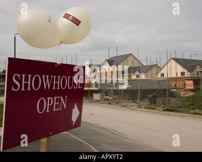 Nuovo alloggiamento sviluppi a Cae Ceredig Park y llyn Aberystwyth Ceredigion REGNO UNITO GALLES - showhouse open firmare con palloncini Foto Stock