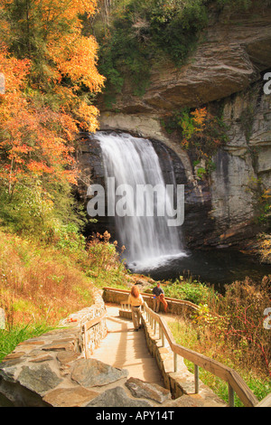 Alla ricerca di vetro cade, Blue Ridge Parkway, North Carolina, STATI UNITI D'AMERICA Foto Stock