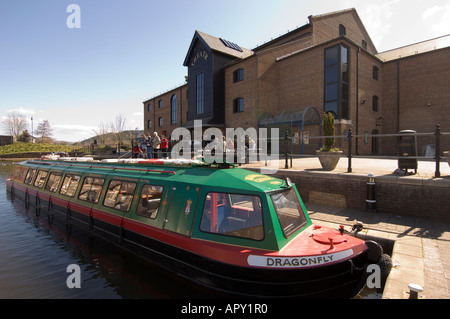 Canal longboat fuori theatr brycheiniog Brecon Galles POWYS REGNO UNITO Foto Stock