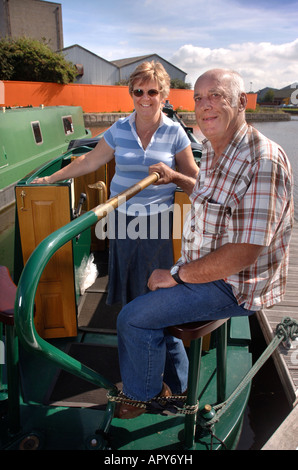 Un giovane su un polacco NARROWBOAT COSTRUITO A MONACO PRATO DOCK IN GLOUCESTER REGNO UNITO Foto Stock