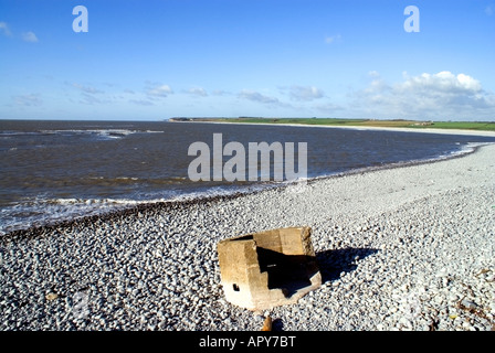 Scatafascio pillola box sulla spiaggia di aberthaw Vale of Glamorgan South wales uk Foto Stock