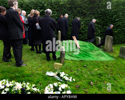 Funerale Saint Martins Chiesa East Horsley Surrey in Inghilterra la famiglia a sepoltura Foto Stock