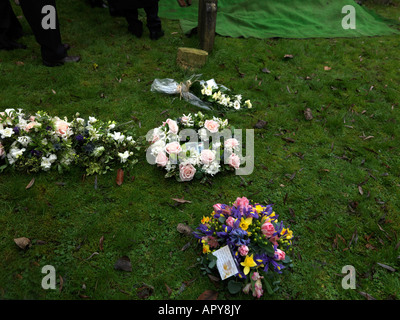 Funerale Saint Martins Chiesa East Horsley Surrey in Inghilterra fiori di famiglia Foto Stock