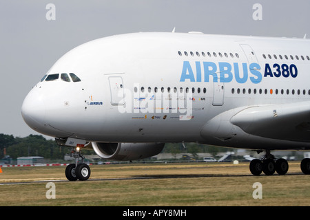 Airbus A380 superjumbo nuova tecnologia avanzata passeggeri più grande piano commerciale nel mondo blu cielo Foto Stock