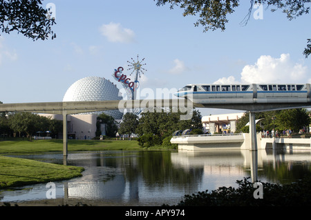 Orlando FL Walt Disney World EPCOT monorotaia con sfera in background Foto Stock