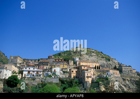 Il villaggio Scalea sotto il cielo blu d'Italia, Calabria, Italia Foto Stock