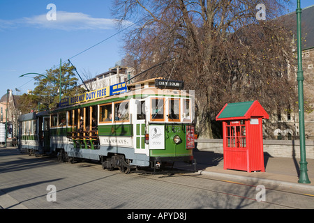 City Loop tram verde offrendo visite guidate ai turisti sul circuito di tram dal centro di arti edificio Christchurch Nuova Zelanda Foto Stock