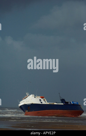 Colpite il traghetto roll on-roll off "Riverdance' spiaggiata a Cleveleys vicino a Blackpool, Lancashire Foto Stock