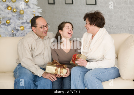 Famiglia di origine ispanica scambiarsi i regali per Natale Foto Stock