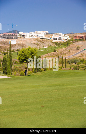 Campo da golf con costruzione in background Foto Stock