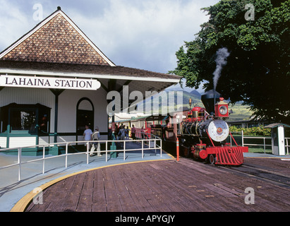 Il treno canna da zucchero tira nella stazione a Lahaina a Maui il treno porta i visitatori attraverso un ananas e canna da zucchero Foto Stock