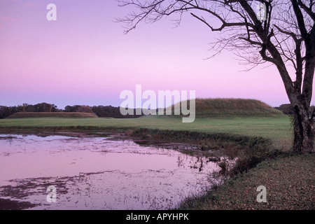 Indian tumuli al Moundville Parco Archeologico crepuscolo Alabama USA Foto Stock