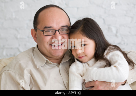 Ispanico nonno e nipote avvolgente Foto Stock